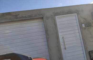 Imagem: A casa possui 3 Dormitórios, 1 Banheiro, 2 Vagas na garagem