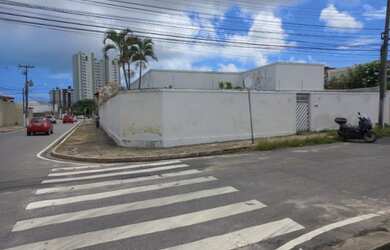 Imagem: A casa possui 4 Dormitórios, 3 Banheiros, 5 Vagas na garagem