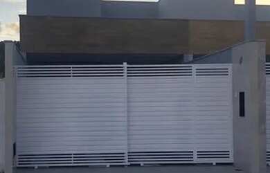 Imagem: A casa possui 2 Dormitórios, 2 Banheiros, 2 Vagas na garagem