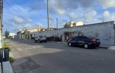 Imagem: A casa possui 4 Dormitórios, 4 Banheiros, 5 Vagas na garagem