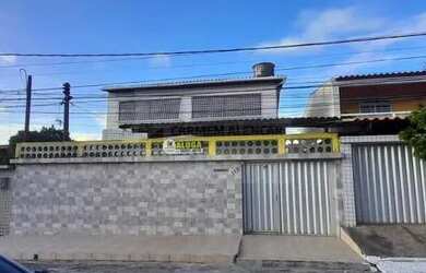 Imagem: A casae possui 5 Dormitórios, 2 Banheiros, 2 Vagas na garagem