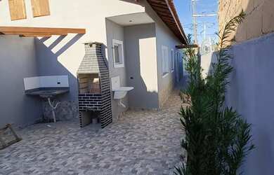 Imagem: A casa possui 2 Dormitórios, 1 Banheiro, 2 Vagas na garagem