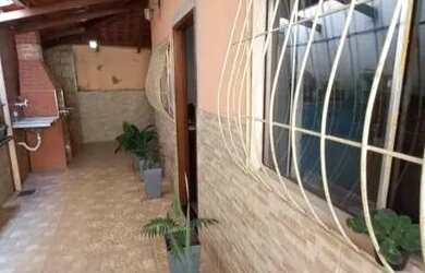 Imagem: A casa possui 2 Dormitórios, 2 Banheiros, 2 Vagas na garagem