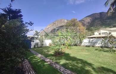 Imagem: A casa possui 3 Dormitórios, 4 Banheiros, 5 Vagas na garagem