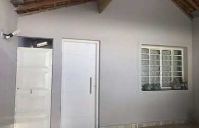 Imagem: A casa possui 3 Dormitórios, 2 Banheiros, 2 Vagas na garagem