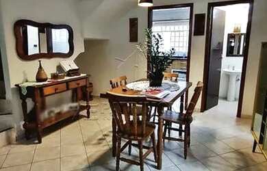 Imagem: A casa possui 3 Dormitórios, 1 Banheiro, 2 Vagas na garagem