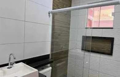 Imagem: A casa possui 3 Dormitórios, 1 Banheiro, 1 Vaga na garagem