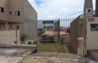 Imagem: A casa possui 3 Dormitórios, 1 Banheiro, 2 Vagas na garagem