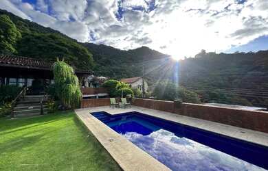 Imagem: Casa a Venda no Cosme Velho - Rústica, charmosa e um Jardim