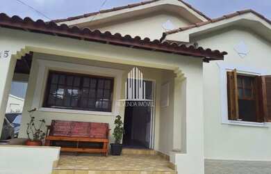 Imagem: A casa possui 3 Dormitórios, 3 Banheiros, 2 Vagas na garagem