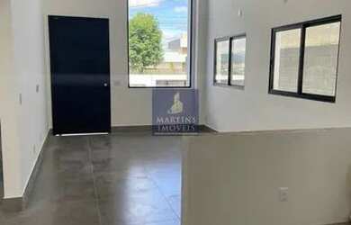 Imagem: A casa possui 3 Dormitórios, 1 Banheiro, 2 Vagas na garagem