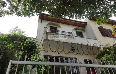 Imagem: A casa possui 3 Dormitórios, 4 Banheiros, 3 Vagas na garagem