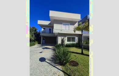 Imagem: A casa possui 4 Dormitórios, 4 Banheiros, 4 Vagas na garagem