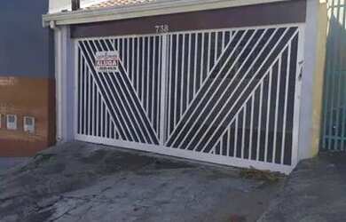 Imagem: A casa possui 3 Dormitórios, 1 Banheiro, 2 Vagas na garagem