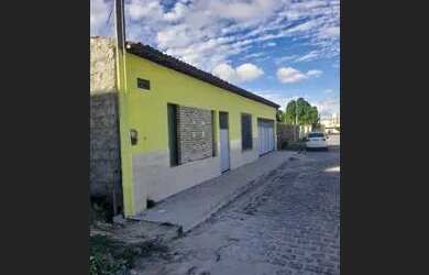 Imagem: A casa possui 2 Dormitórios, 1 Banheiro, 2 Vagas na garagem