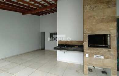 Imagem: A casa possui 3 Dormitórios, 2 Banheiros, 2 Vagas na garagem