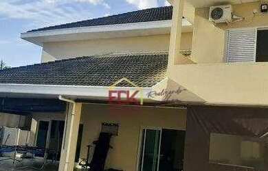 Imagem: A casa possui 3 Dormitórios, 4 Banheiros, 3 Vagas na garagem