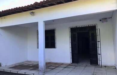 Imagem: A casa possui 2 Dormitórios, 1 Banheiro, 2 Vagas na garagem