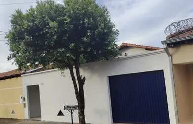 Imagem: A casa possui 3 Dormitórios, 1 Banheiro, 2 Vagas na garagem