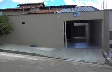 Imagem: A casa possui 3 Dormitórios, 3 Vagas na garagem, 150m² de