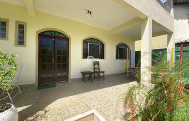 Imagem: A casa à venda possui 5 Dormitórios, 3 Banheiros, 2 Vagas