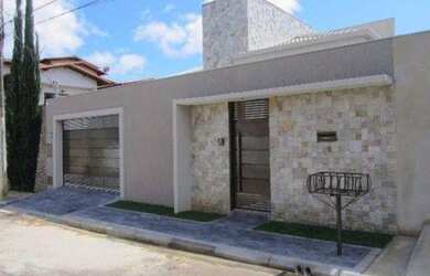 Imagem: A casa possui 3 Dormitórios, 2 Banheiros, 1 Vaga na garagem