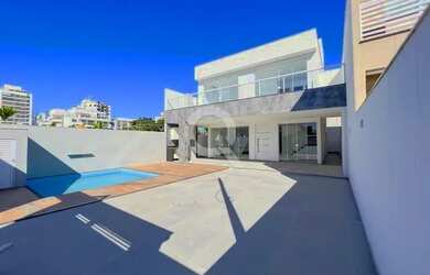 Imagem: A casa em condomínio possui 3 Dormitórios, 3 Banheiros, 370m²