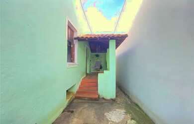 Imagem: A casa possui 2 Dormitórios, 2 Banheiros, 233m² de Área e