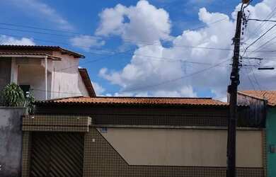 Imagem: A casa possui 2 Dormitórios, 3 Banheiros, 2 Vagas na garagem