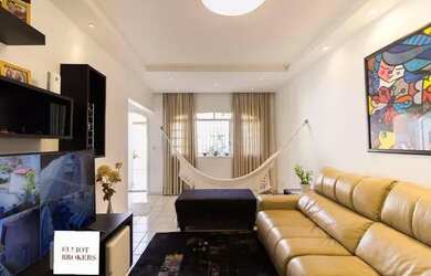 Imagem: A casa possui 3 Dormitórios, 3 Banheiros, 5 Vagas na garagem