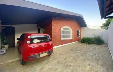 Imagem: A casa possui 3 Dormitórios, 5 Banheiros, 3 Vagas na garagem