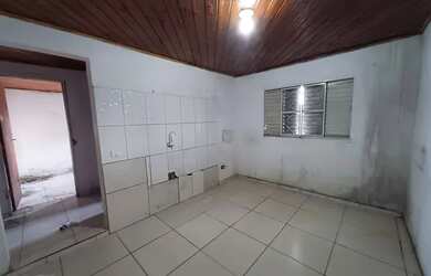 Imagem: A casa possui 2 Dormitórios, 1 Banheiro, 1 Vaga na garagem