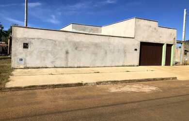 Imagem: A casa possui 3 Dormitórios, 2 Banheiros, 2 Vagas na garagem