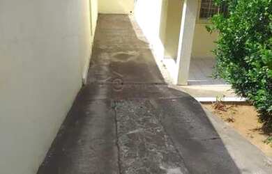 Imagem: A casa possui 3 Dormitórios, 2 Banheiros, 3 Vagas na garagem