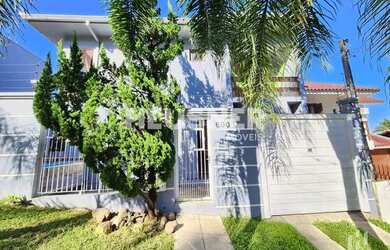 Imagem: A casa possui 3 Dormitórios, 3 Banheiros, 2 Vagas na garagem