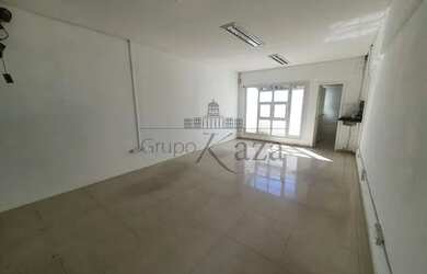 Imagem: O depósito possui 4 Vagas na garagem, 33m² de Área e está