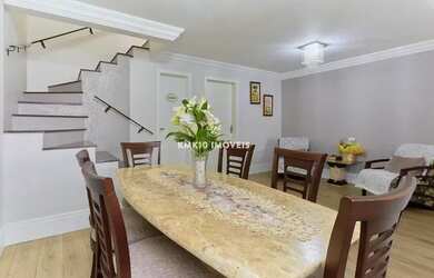 Imagem: A casa possui 3 Dormitórios, 2 Banheiros, 2 Vagas na garagem