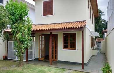 Imagem: A casa possui 4 Dormitórios, 4 Banheiros, 3 Vagas na garagem