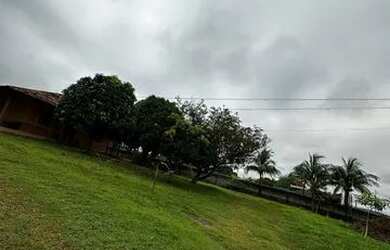 Imagem: A casa possui 3 Dormitórios, 4 Banheiros, 5 Vagas na garagem