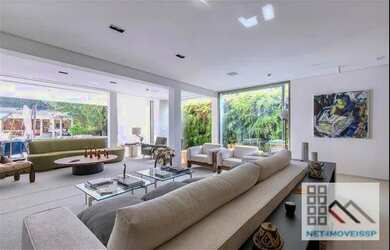 Imagem: A casa possui 5 Dormitórios, 5 Banheiros, 4 Vagas na garagem