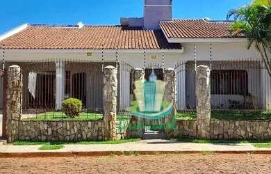 Imagem: A casa possui 3 Dormitórios, 2 Banheiros, 3 Vagas na garagem