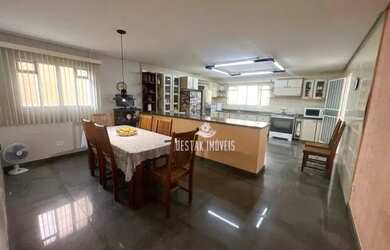 Imagem: A casa possui 4 Dormitórios, 3 Banheiros, 3 Vagas na garagem