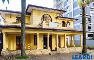 Imagem: A casa possui 4 Dormitórios, 4 Banheiros, 5 Vagas na garagem