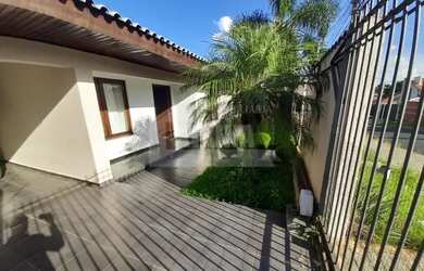 Imagem: A casa possui 4 Dormitórios, 2 Banheiros, 2 Vagas na garagem