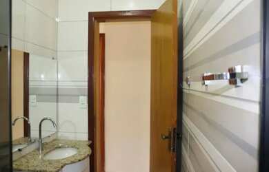 Imagem: A casa possui 4 Dormitórios, 2 Banheiros, 3 Vagas na garagem