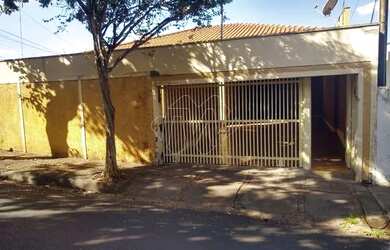 Imagem: A casa possui 3 Dormitórios, 2 Banheiros, 5 Vagas na garagem