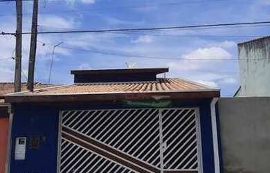 Imagem: A casa possui 2 Dormitórios, 1 Banheiro, 2 Vagas na garagem