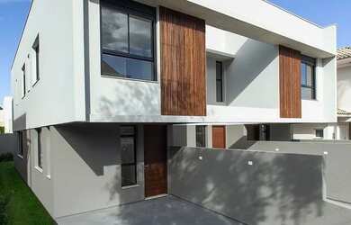 Imagem: A casa possui 3 Dormitórios, 2 Banheiros, 2 Vagas na garagem