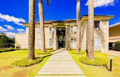 Imagem: A casa em condomínio e possui 5 Dormitórios, Suítes, 5 Banheiros