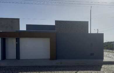 Imagem: A casa possui 3 Dormitórios, 3 Banheiros, 2 Vagas na garagem